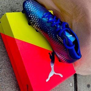 Mens puma football/soccer shoes
